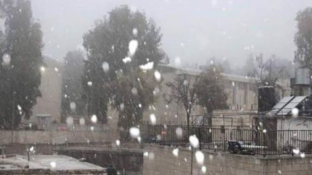 مدير شرطة جنين العقيد نادي حلاحلة يتفقد الدوريات العاملة في الميدان في ظل المنخفض الجوي الشديد